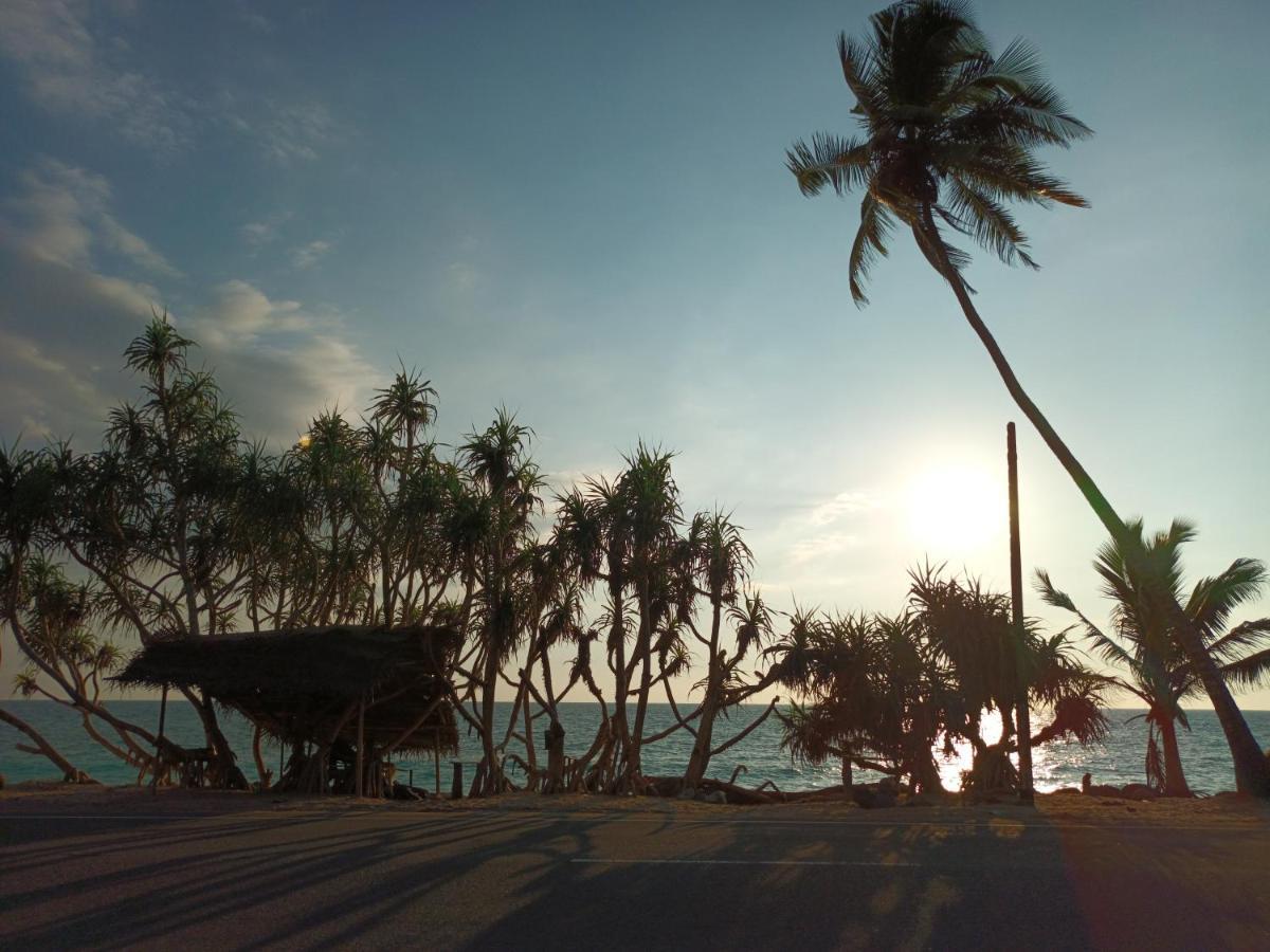By The C' Cabanas Hikkaduwa Exterior photo